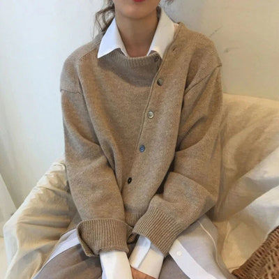 Fia | Comfortable Vest with Playful Button Closure